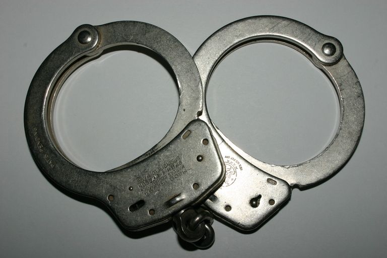 handcuffs2